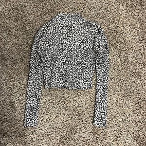 Brandy melville periwinkle leopard print mock-neck long sleeved crop top